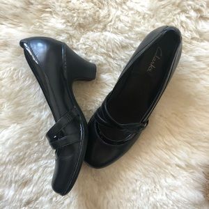Clarks Black Low Heels Sz 6.5 🖤
